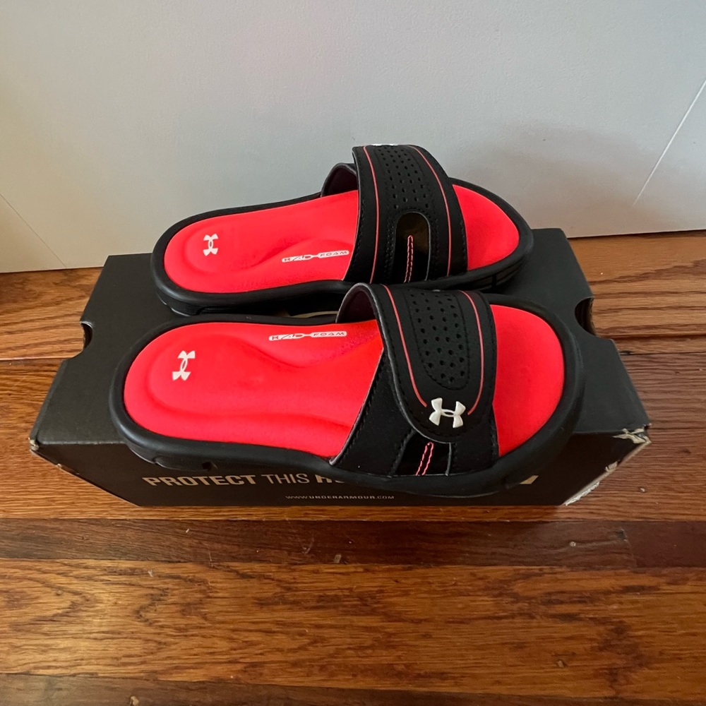 Kids underarmour flip flops size 13
